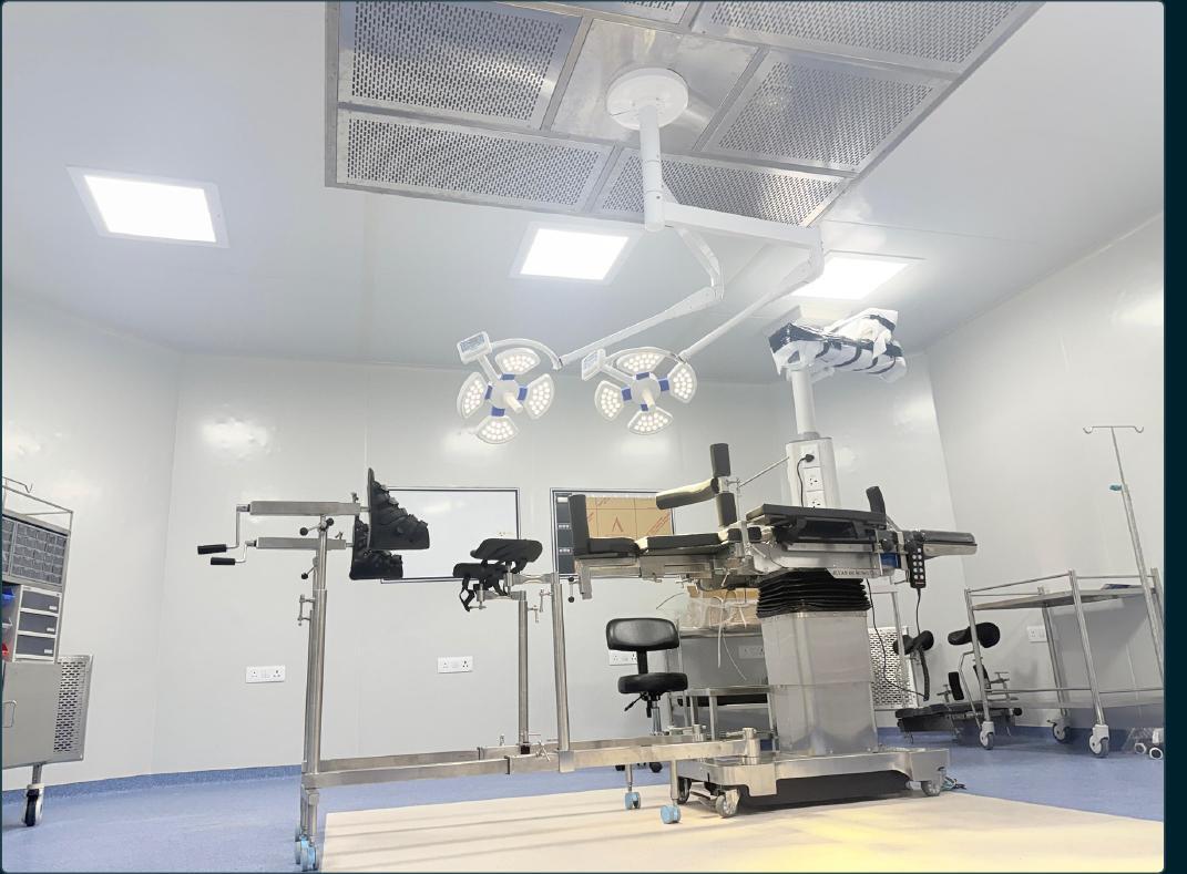 Manufacturer reference photograph of an operating room with an operating table, positioning accessories and surgical lights